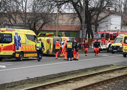 Mentőautó borult fel a fővárosban – Fotók!