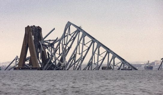 Baltimore-nál ideiglenes hajózási utat nyitottak az összeomlott híd romjai között a mentesítési munkára