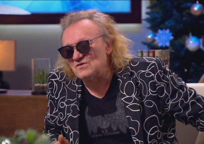 Charlie 77 sztorin keresztül meséli el életét