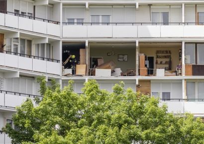 Robbanás történt Tapolcán, egy társasházi lakásban, az épületet kiürítették – Fotók!