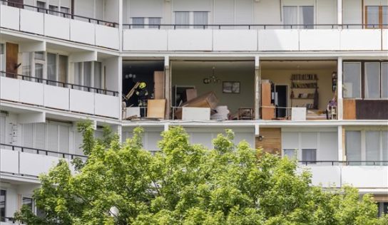 Robbanás történt Tapolcán, egy társasházi lakásban, az épületet kiürítették – Fotók!