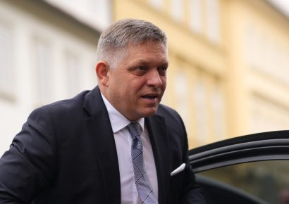 Visszatért az ellene elkövetett merénylet helyszínére a szlovák kormányfő