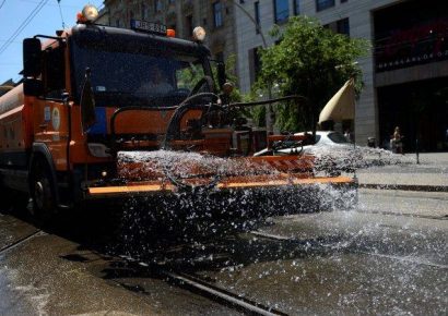 Ivókutakkal, vízosztással, locsolással enyhítik a hőségérzetet a fővárosban