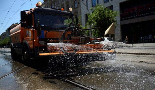 Ivókutakkal, vízosztással, locsolással enyhítik a hőségérzetet a fővárosban