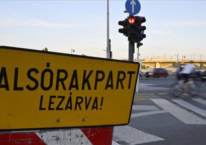 A Duna tetőzése miatt csütörtök este 20 órától lezárták az alsó rakpartokat