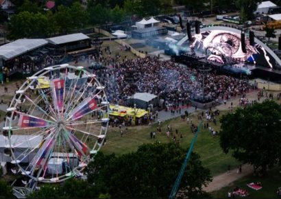 Két nagyszínpaddal és féltucat zenei helyszínnel nyitott a négynapos Balaton Sound Zamárdiban