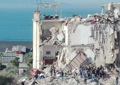 Nápolyban két halottja és tizenhárom sebesültje van egy épületomlásnak