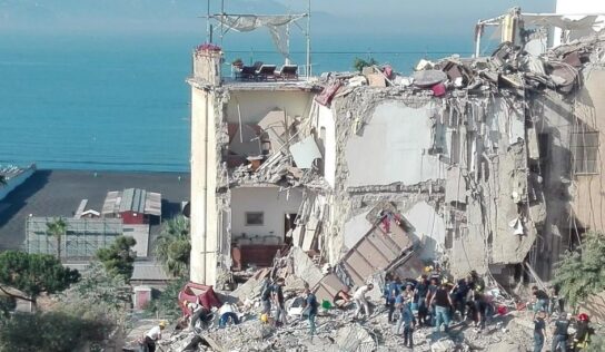 Nápolyban két halottja és tizenhárom sebesültje van egy épületomlásnak