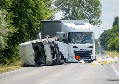 Egy ember meghalt, tizenegy pedig megsérült az Izsák közelében történt balesetben
