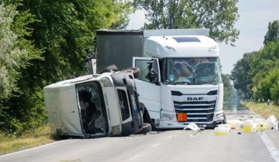 Egy ember meghalt, tizenegy pedig megsérült az Izsák közelében történt balesetben