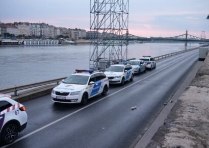 Bulizókat sodort a Dunába az Ördög-árok kifolyóból kizúduló csapadékvíz az Erzsébet hídnál