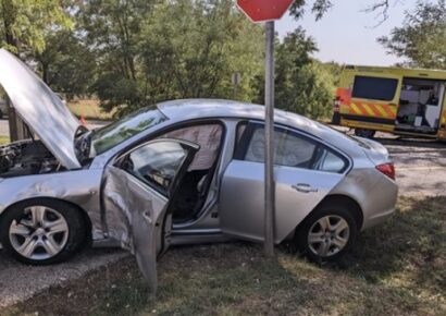 Személyautóval ütközött össze egy mentőautó Martonvásáron – Fotó!