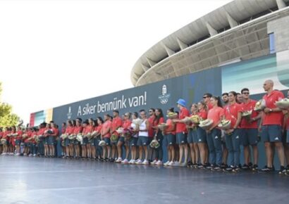 Hazaérkezett a magyar csapat, ünnepélyesen fogadták az olimpiai résztvevőket