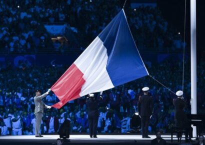 Fellobbant a láng Párizsban, kezdetét veszi a 2024-es Paralimpia