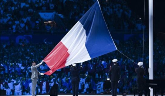 Fellobbant a láng Párizsban, kezdetét veszi a 2024-es Paralimpia