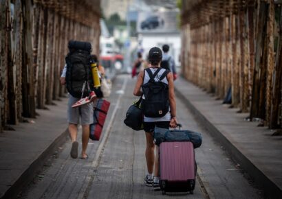 Az idén a szakadt sátrakat is begyűjtötte a Sziget Fesztivál után a Máltai Szeretetszolgálat