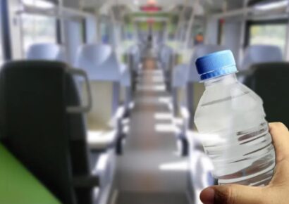 Vizet osztanak szerdától a vasútállomásokon és az autóbusz-állomásokon