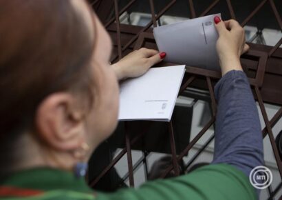 Megkezdte a konzultációs levelek kézbesítését a Magyar Posta