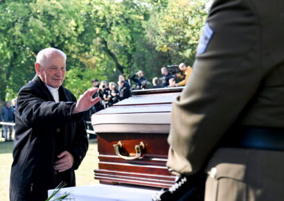 Ideiglenes emlékhelyen róható le a kegyelet Kozma Imre atya emléke előtt