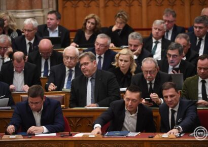 A veszélyhelyzet meghosszabbításáról tárgyal a parlament