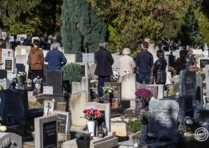 Meghosszabbítják a nyitva tartást a budapesti temetőkben