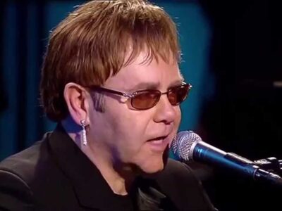 Jobb szemére megvakult Elton John