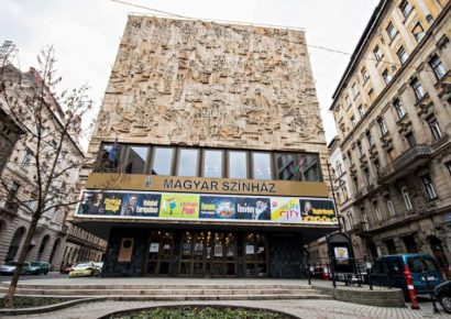 Szúrós szag miatt kiürítették a budapesti Magyar Színházat