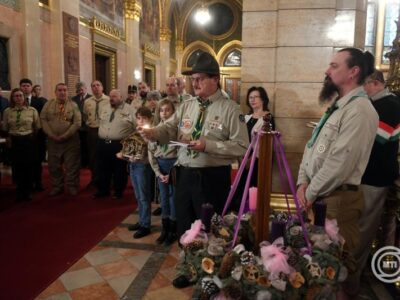 Megérkezett a Parlamentbe a betlehemi Születés Templomában meggyújtott Békeláng