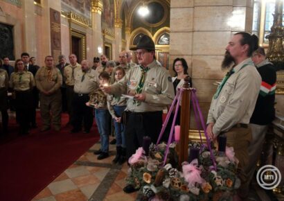 Megérkezett a Parlamentbe a betlehemi Születés Templomában meggyújtott Békeláng