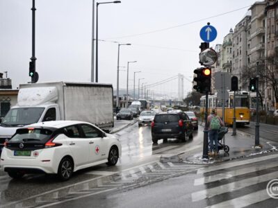 Viharos széllel csapadék érkezik és visszaesik a hőmérséklet a hétvégére