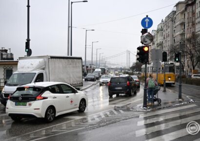 Viharos széllel csapadék érkezik és visszaesik a hőmérséklet a hétvégére