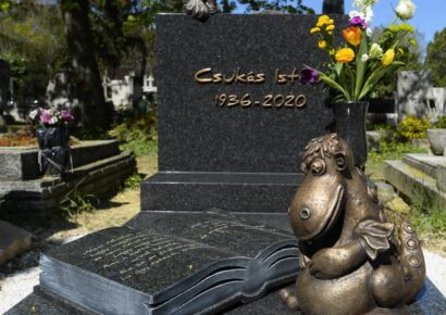 Az ellopott helyett új Süsü-szobor került Csukás István síremlékére