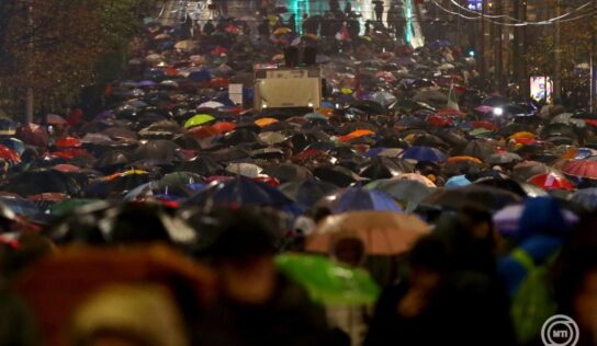 Tüntetők közé hajtott egy autós Belgrádban