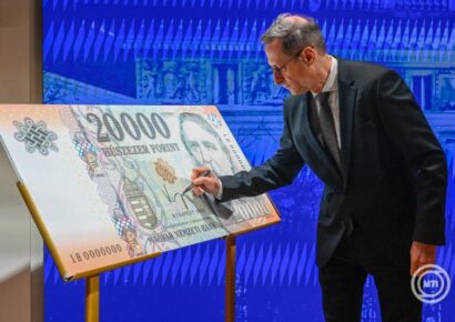 Varga Mihály az MNB új elnökeként aláírta a forintbankjegyet
