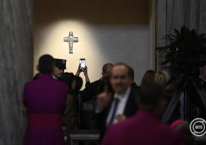 Ferenc pápa halála – Magyar cigánydelegáció is felkereste Ferenc pápa sírját