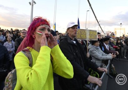 Demonstráció miatt módosított útvonalon közlekednek délutántól az Erzsébet hidat érintő buszok