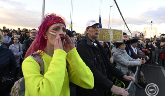 Demonstráció miatt módosított útvonalon közlekednek délutántól az Erzsébet hidat érintő buszok