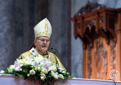 Meghalt Ferenc pápa – Erdő Péter: Ferenc pápa szerette átlépni a falakat, szeretett ajtókat nyitni