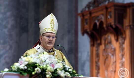 Meghalt Ferenc pápa – Erdő Péter: Ferenc pápa szerette átlépni a falakat, szeretett ajtókat nyitni