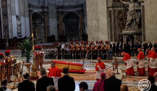 Átvitték Ferenc pápa nyitott koporsóját a Szent Péter-bazilikába
