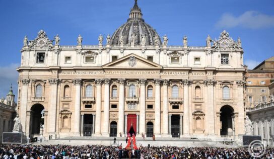 Nyolc órán át kellett sorban állnia annak, aki látni akarta a felravatalozott egyházfőt