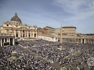 Meghalt Ferenc pápa: Róma városa elindult a Vatikán felé a pápa halálhírére