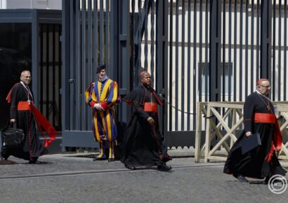 Pápaválasztás – Szentszéki szóvivő: A bíborosokra május 7-én 16.30-kor zárják rá a Sixtus-kápolnát