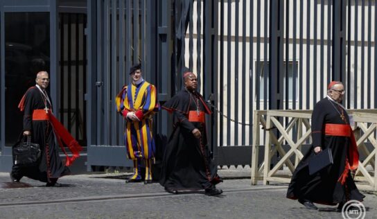 Pápaválasztás – Szentszéki szóvivő: A bíborosokra május 7-én 16.30-kor zárják rá a Sixtus-kápolnát
