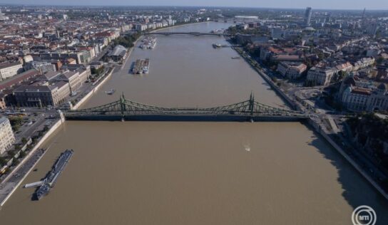 Mossák a Szabadság hidat szerda éjszaka