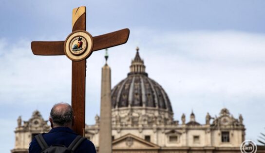 Este tartják a szertartást, amelyen a Vatikán hivatalosan is megállapítja a pápa halálát