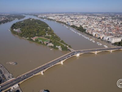 A hétvégén tisztítják az Árpád hidat az FKF munkatársai