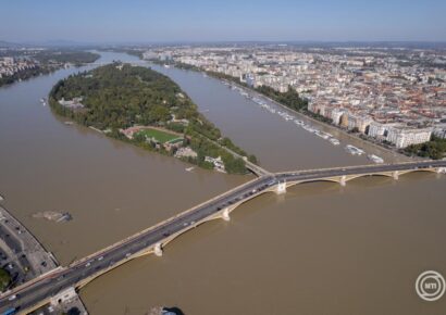 A hétvégén tisztítják az Árpád hidat az FKF munkatársai