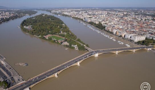 A hétvégén tisztítják az Árpád hidat az FKF munkatársai