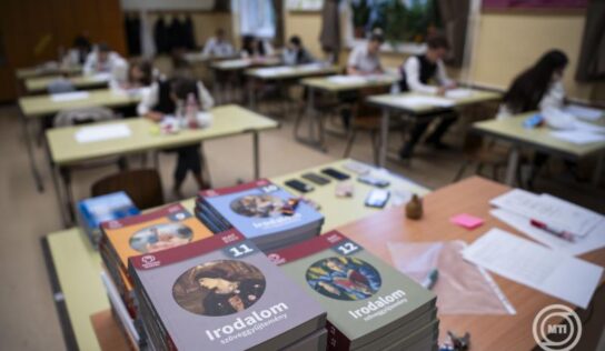 Több mint 80 ezren kezdték meg az érettségi vizsgákat magyar nyelv és irodalomból